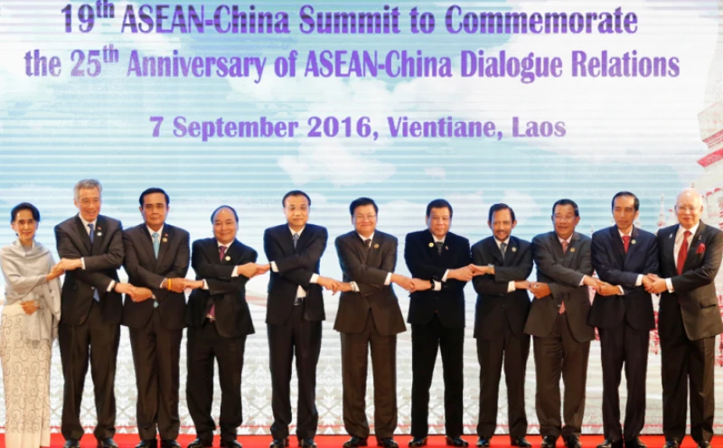 Thủ tướng Trung Quốc Lý Khắc Cường (thứ 5 từ trái qua) và các lãnh đạo ASEAN tại hội nghị ASEAN-Trung Quốc lần thứ 19 tại Lào ngày 7-9. 