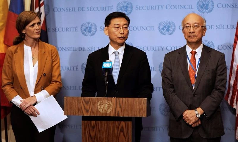 (Từ trái qua) Đại sứ Mỹ tại LHQ Samantha Power, Phó Đại sứ Hàn Quốc tại LHQ Hahn Choong Hee, Đại sứ Nhật tại LHQ Koro Bessho họp báo về Triều Tiên sau cuộc họp của HĐBA LHQ. 