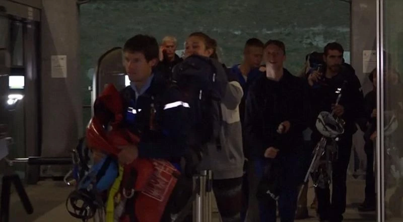 Du khách sau khi được giải cứu an toàn. 