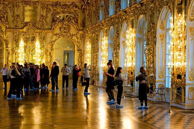 Cung điện Catherine Palace đón du khách đến tham quan.