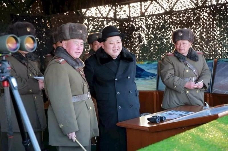 Lãnh đạo Triều Tiên Kim Jong-un chỉ đạo quân đội trong một đợt tập trận. 
