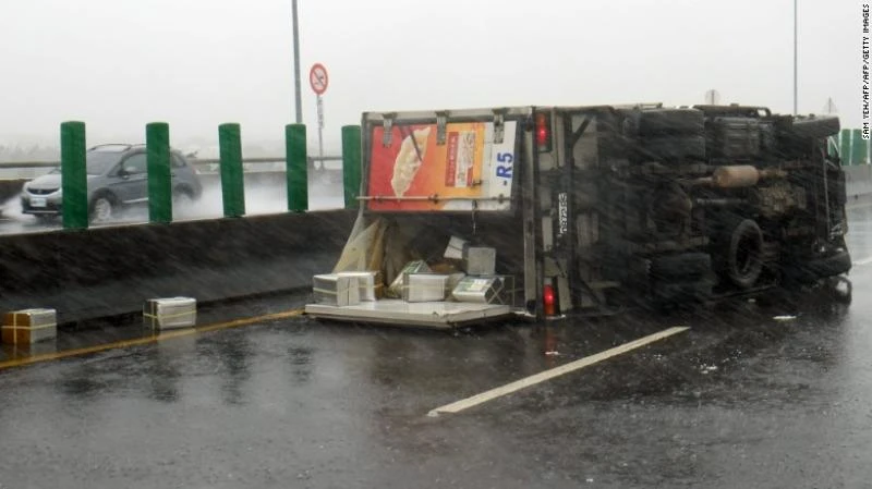 Xe tải bị lật tung vì siêu bão Meranti ở huyện Bình Đông (Đài Loan) ngày 14-9. 