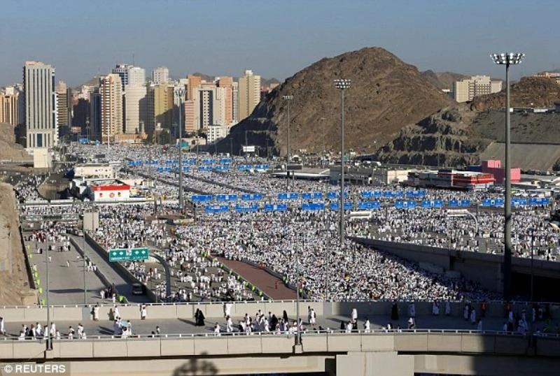 Người Hồi giáo ở Saudi Arabia trên đường hành hương đến Thánh đường Mecca. 