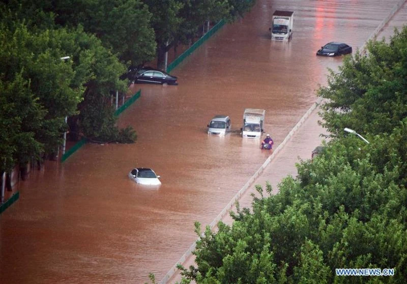 Đường phố huyện Tuyền Châu, tỉnh Phúc Kiến (Trung Quốc) ngập nặng sau khi hứng siêu bão Meranti. 