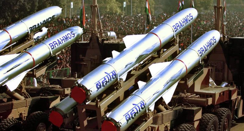Tên lửa hành trình BrahMos trang bị cho tàu INS Mormugao.