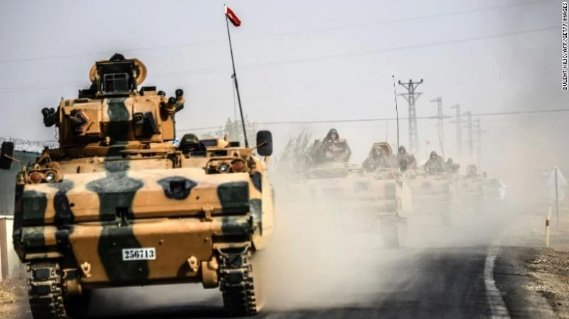 Xe tăng Thổ Nhĩ Kỳ tiến về TP biên giới Jarabulus (tỉnh Aleppo, Syria) ngày 25-8. 