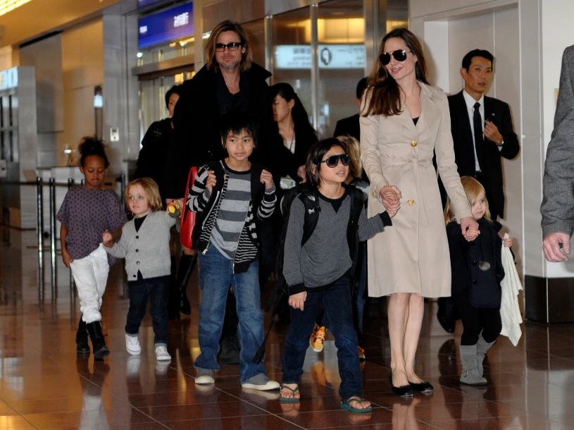 Cặp đôi Angelina Jolie – Brad Pitt và các con trong một lần xuất hiện cùng nhau