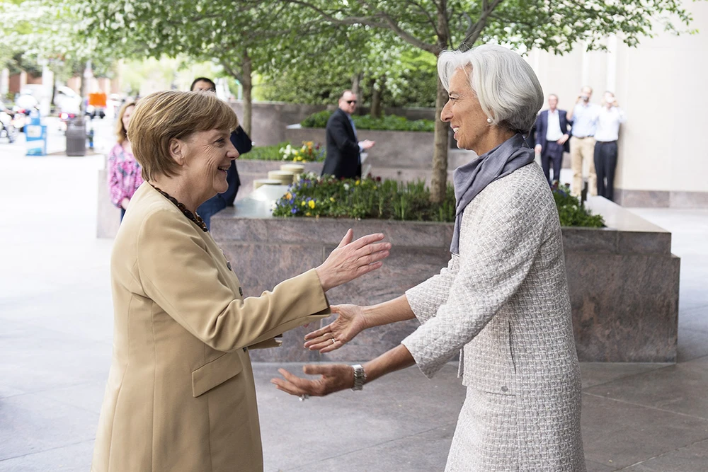 Tổng Giám đốc IMF Christine Lagarde (phải) và người bạn Thủ tướng Đức Angela Merkel. 