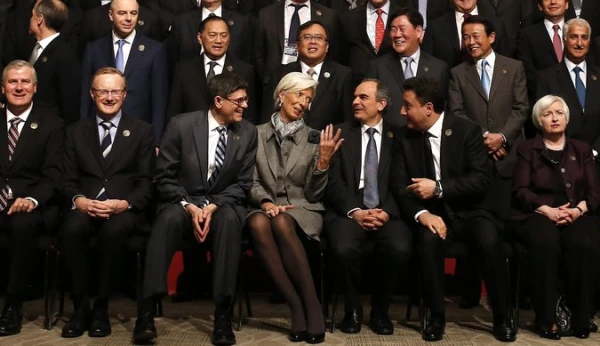 à Lagarde cùng các tướng lĩnh nam giới trong Quỹ Tiền tệ thế giới. 