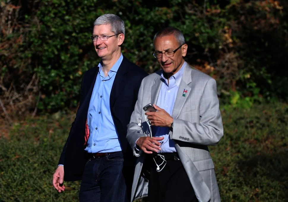 Chủ tịch tranh cử của bà Clinton – ông John Podesta (phải) và Tổng Giám đốc Apple Tim Cook trong buổi vận động gây quỹ cho bà Clinton 24-8. 