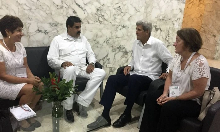 Tổng thống Venezuela Nicolás Maduro (trái) và Ngoại trưởng Mỹ John Kerry gặp nhau tại Cartagena (Colombia) ngày 26-9. 