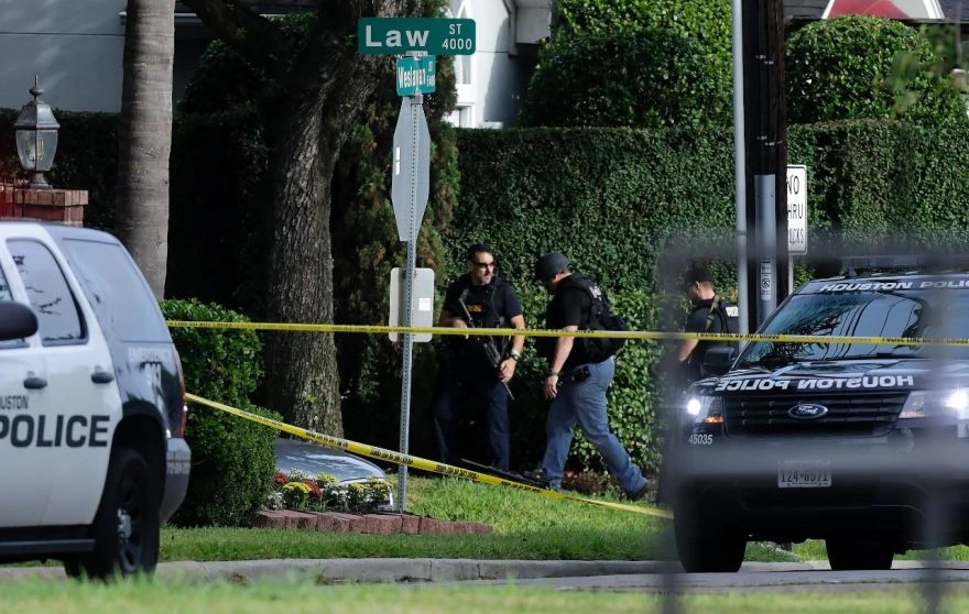 Cảnh sát điều tra tại hiện trường xả súng.