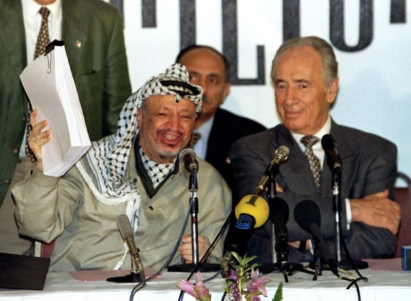 Cựu Tổng thống Shimon Peres (phải) và nhà lãnh đạo Palestine Yasser Arafat trong một sự kiện giới thiệu hiệp ước hòa bình Oslo năm 1995. 