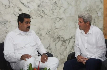 Tổng thống Venezuela Nicolas Maduro (trái) và Ngoại trưởng Mỹ John Kerry gặp nhau tại TP Cartagena (Colombia) ngày 26-9. 