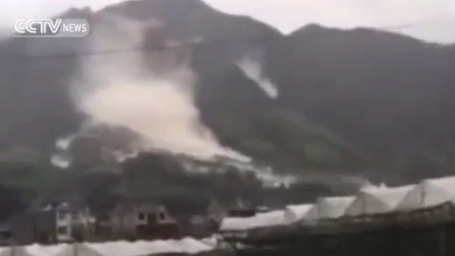 Lở đất làm đất đá từ trên núi tuôn xuống ở huyện Toại Xương, tỉnh Chiết Giang (Trung Quốc). 