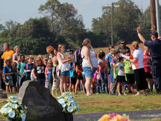 Học sinh được tập trung sơ tán về một nhà thờ gần trường sau vụ xả súng. 