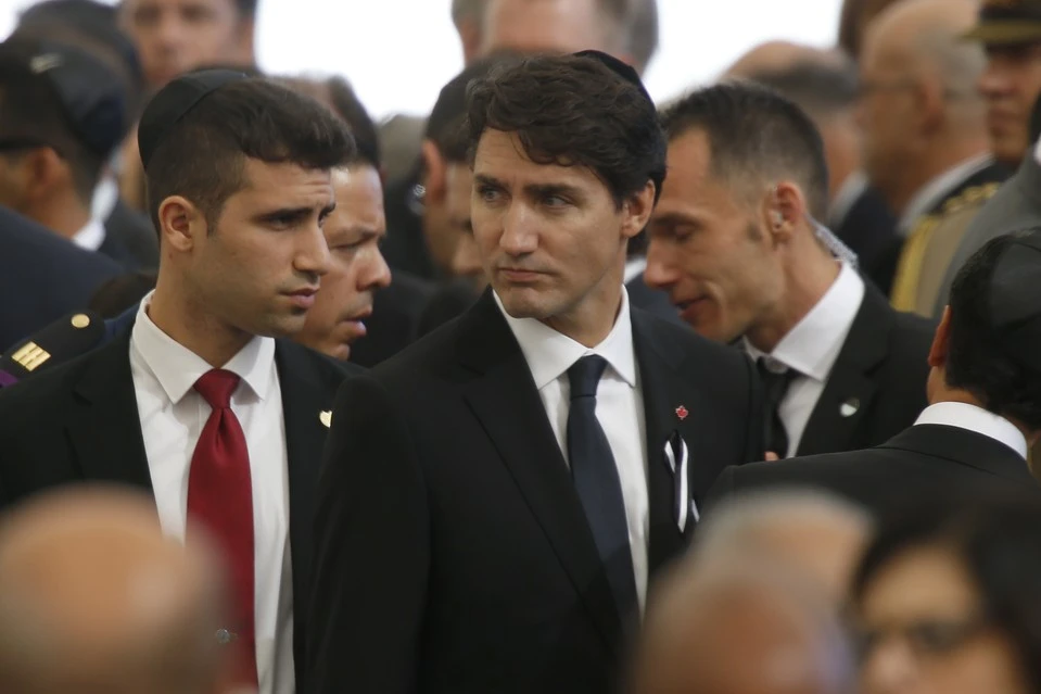 Thủ tướng Canada Justin Trudeau (giữa) tham dự lễ tang.