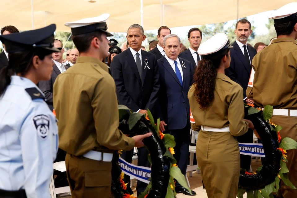 Tổng thống Mỹ Barack Obama cùng Thủ tướng Israel Benjamin Netanyahu (giữa) trong lễ tang cựu Tổng thống Shimon Peres.