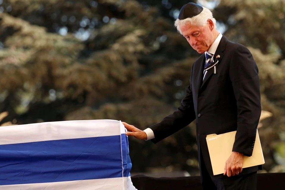 Cựu Tổng thống Mỹ Bill Clinton tiễn đưa di hài của cựu Tổng thống Shimon Peres. 