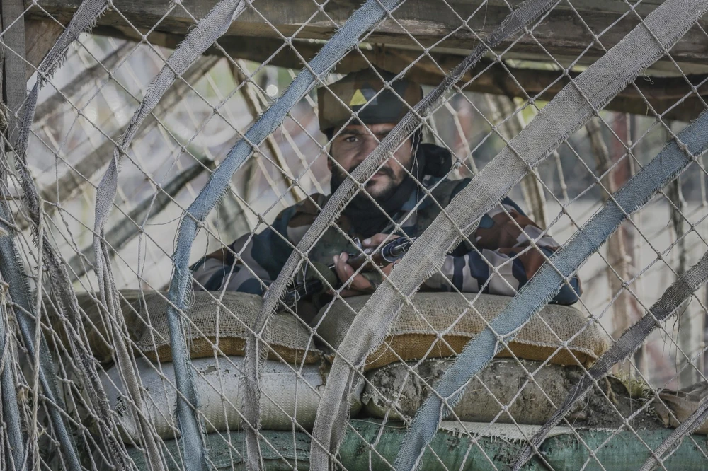 Binh sĩ Ấn Độ canh gác bên ngoài căn cứ của mình ở khu vực Ấn Độ kiểm soát ở vùng Kashmir ngày 3-10.