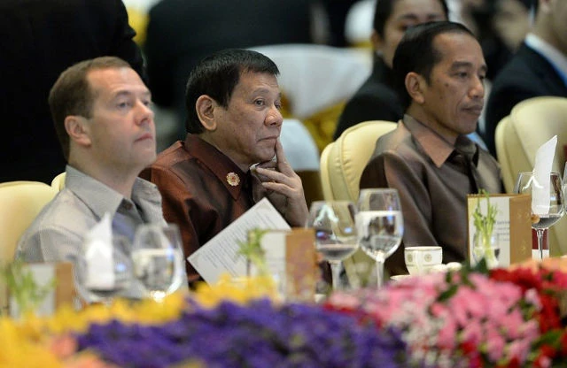 Tổng thống Philippines Rodrigo Duterte (giữa), Thủ tướng Nga Dmitry Medvedev (trái) và Tổng thống Indonesia Joko Widodo (phải) trong bữa tiệc tối dịp hội nghị thưởng đỉnh ASEAN tại Lào ngày 7-9. 
