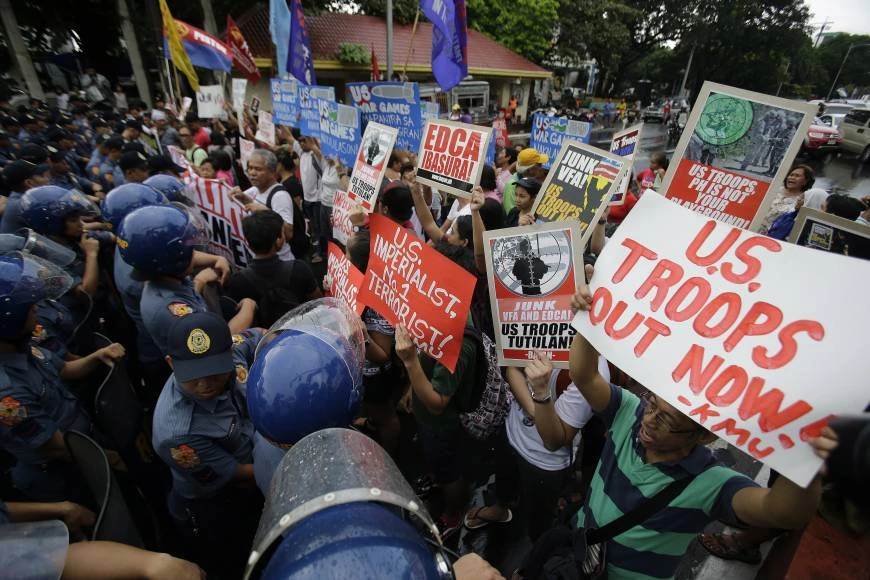 Dân Philippines biểu tình trước đại sứ quán Mỹ ở Manila (Philippines) ngày 4-10 phản đối Thỏa thuận Tăng cường Hợp tác Quốc phòng giữa hai nước. 