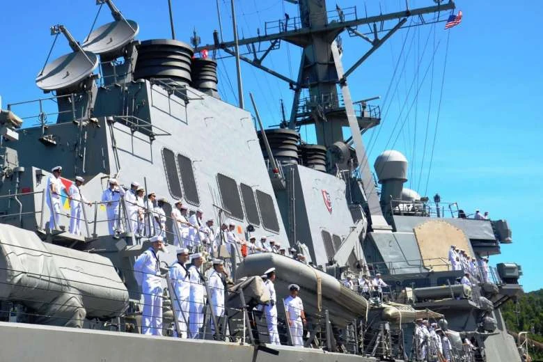 Tàu khu trục trang bị tên lửa dẫn đường USS John S. McCain của Mỹ tại cảng Tiên Sa (Đà Nẵng). 