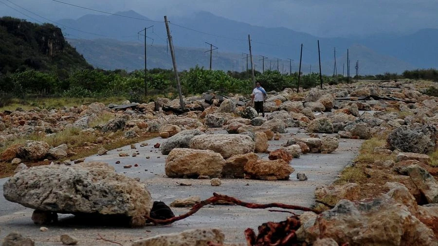 Đá đổ ra đường ở thị trấn Baracoa (tỉnh Guantanamo, Cuba) vì bão Matthew. 