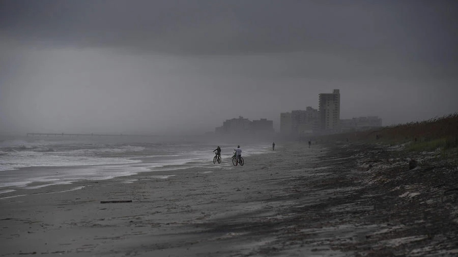 Bờ biển bang Florida chiều 5-10 trước khi bão Matthew vào. 