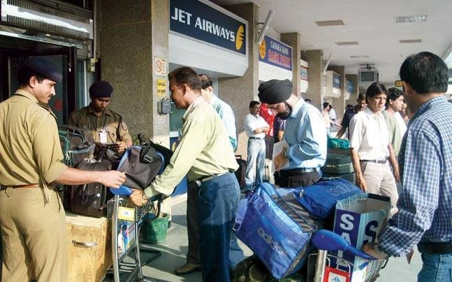 Kiểm tra an ninh ở một sân bay Ấn Độ