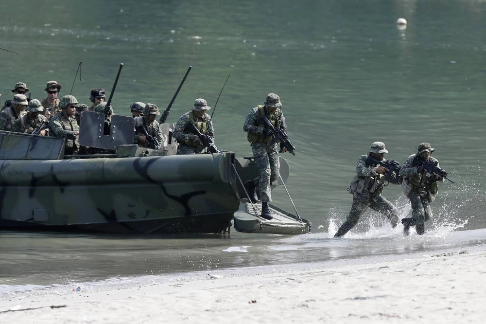 Lính thủy Mỹ và Philippines trong một cuộc tập trận chung ở nam Manila tháng 10-2015. 