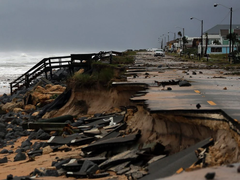 Đường sá bang Florida bị hư hại.