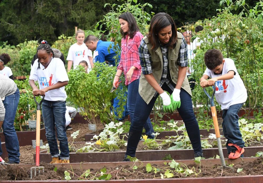 Đệ nhất phu nhân Obama hướng dẫn học sinh thu hoạch khoai tây. 