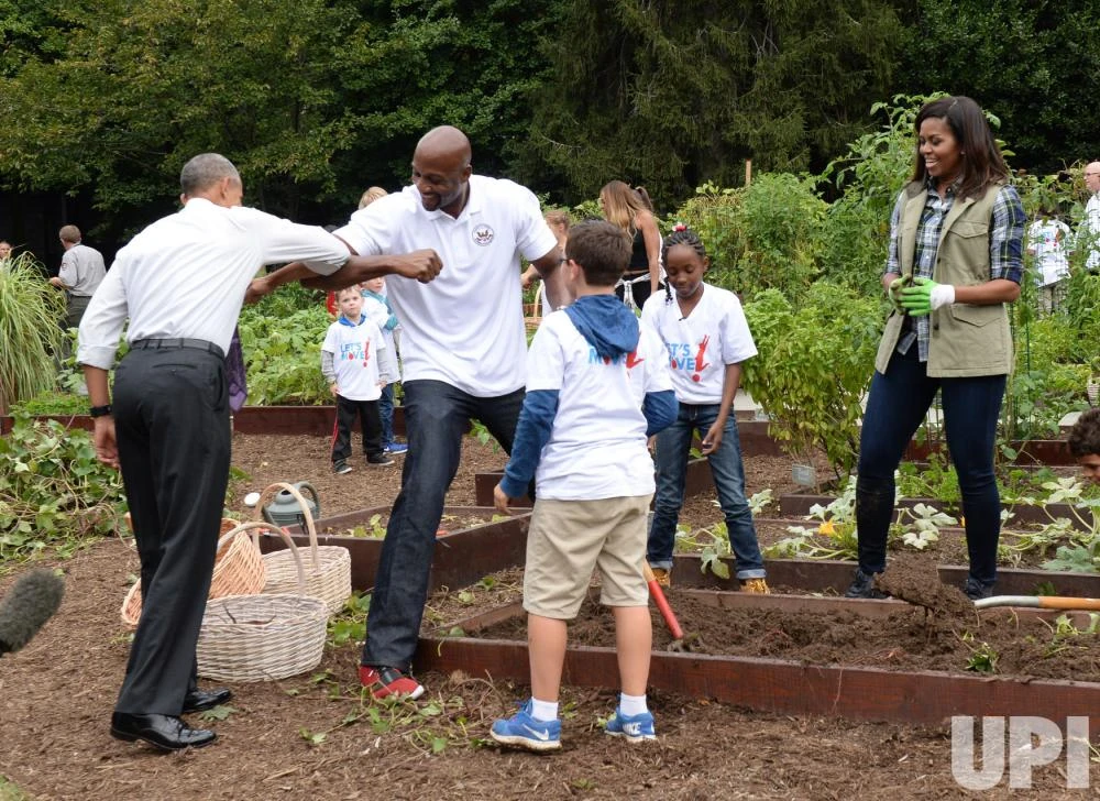 Tổng thống Barack Obama bất ngờ đến thăm buổi thu hoạch và chào hỏi Alonzo Mourning. 