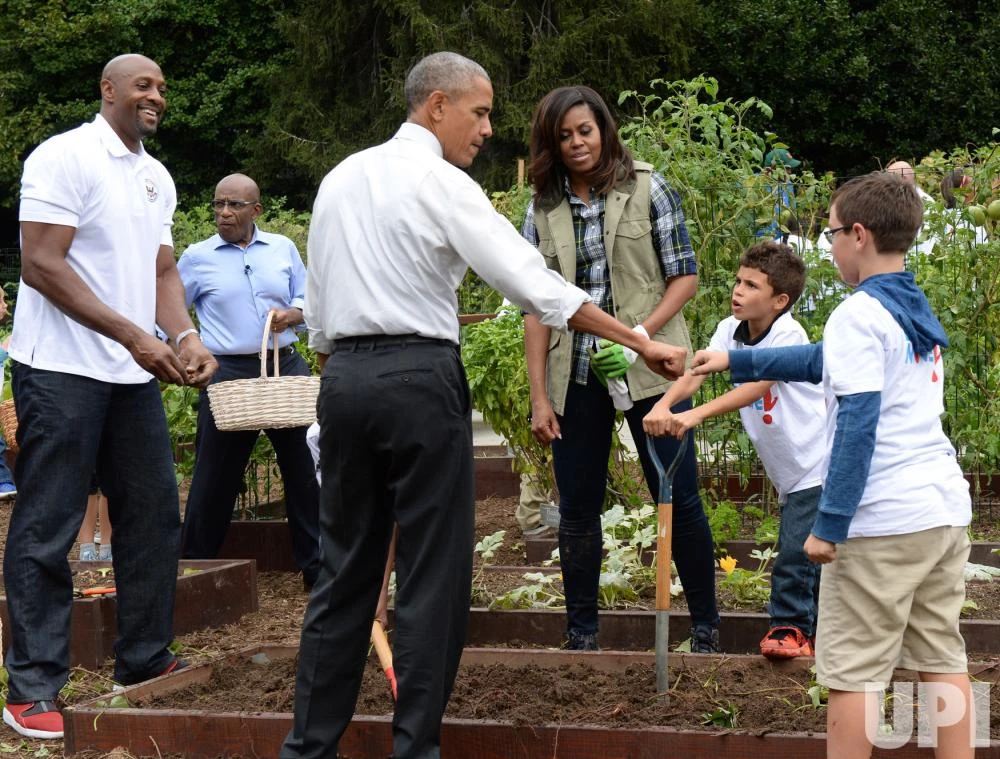 Tổng thống Obama chào hỏi các học sinh tham gia thu hoạch. 