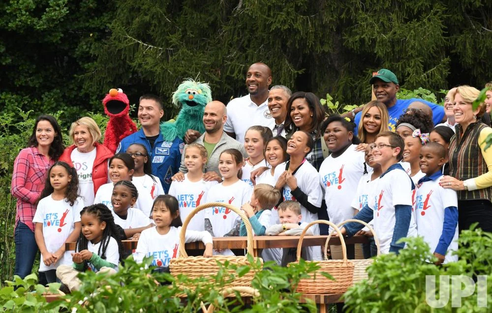 Vợ chồng Tổng thống Obama chụp hình kỷ niệm chung với những người tham gia thu hoạch. 