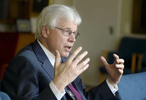 Giáo sư Bengt Holmstrom gốc Phần Lan. 