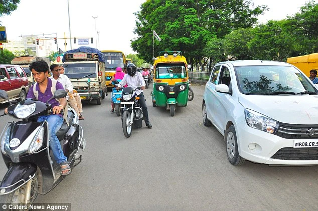 Anh Vikram Agnihotri lái xe trên đường (ô tô màu trắng). 