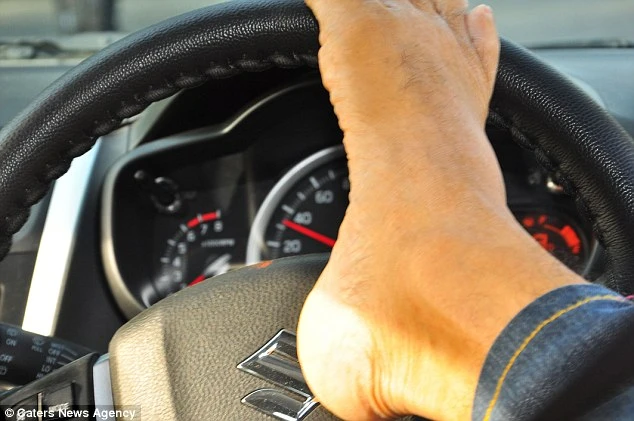 Anh Vikram Agnihotri lái xe bằng chân. 