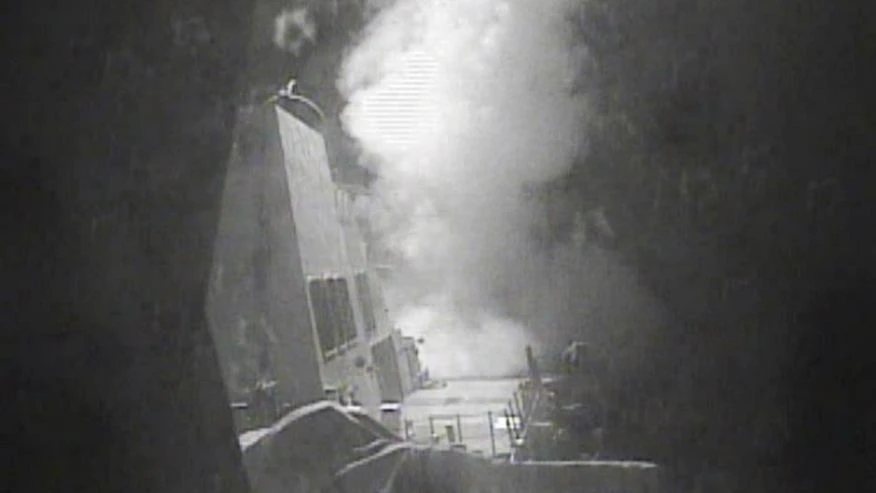 Tàu USS Nitze phóng tên lửa hành trình Tomahawk diệt các dàn radar của phe nổi dậy Houthi trên bờ biển Yemen ngày 13-10.