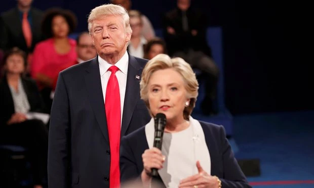 Ông Trump đứng sau lưng nhìn bà Clinton trong phiên tranh luận lần hai ngày 9-10. 