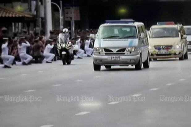 Đoàn xe chở di hài Quốc vương Bhumibol Adulyadej rời bệnh viện về hoàng cung.