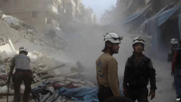 Nhân viên cứu hộ Mũ Bảo hiểm trắng trong cảnh tan hoang vì không kích ở Aleppo ngày 12-10.