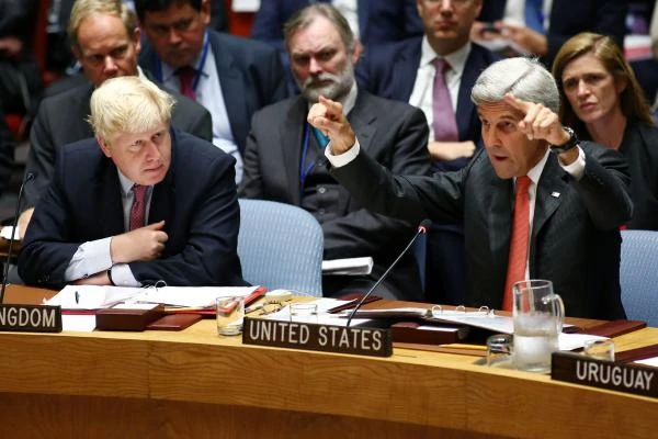 Hai Ngoại trưởng Anh Boris Johnson (trái) và Mỹ John Kerry trong cuộc gặp ngày 16-10 tại Anh về tình hình Syria. 
