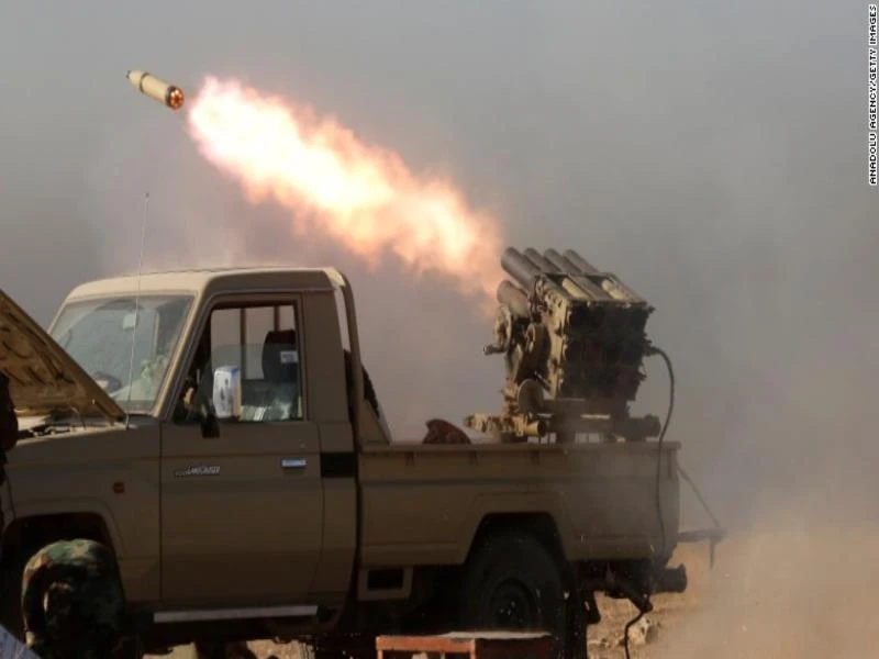 Lực lượng Iraq nã pháo tấn công IS từ ngoại ô Mosul. 