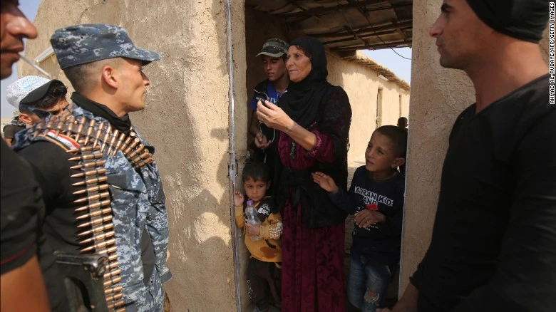 Quân Iraq gặp gỡ người dân làng al-Khuwayn, ngoại ô phía nam Mosul sau khi chiếm lại làng này từ IS ngày 23-10. 