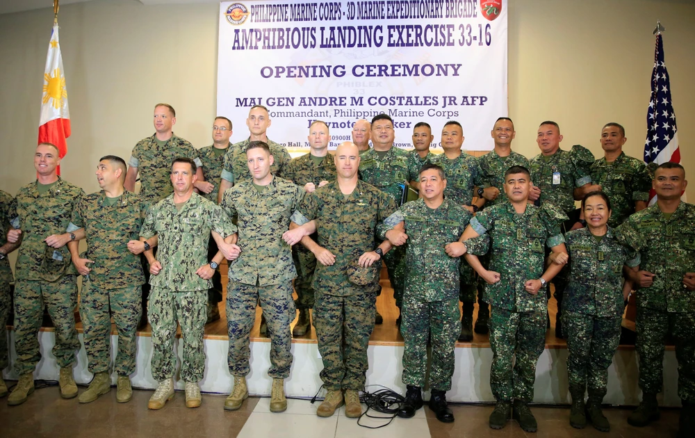 Thủy quân lục chiến Mỹ và Philippines trong lễ khai mạc cuộc tập trận đổ bộ ở Manila ngày 4-10.