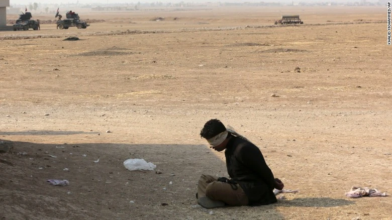 Một phần tử IS bị lực lượng chống khủng bố Iraq bắt trói ở ngoại ô Tob Zawa cách Mosul 9km ngày 25-10. 