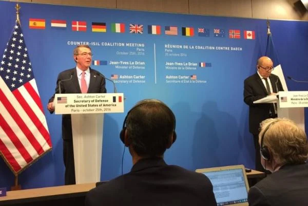 Bộ trưởng Quốc phòng Mỹ Ash Carter (trái) và người đồng cấp Pháp Jean-Yves Le Drian họp báo sau hội nghị của liên minh chống IS tại Paris (Pháp) ngày 25-10. 