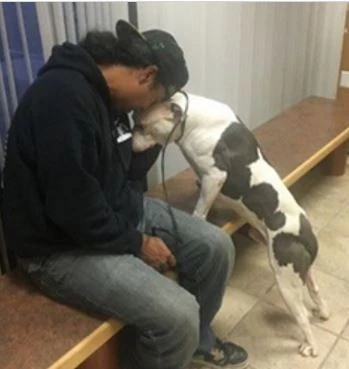 Anh Oliver và chú chó Boo. 